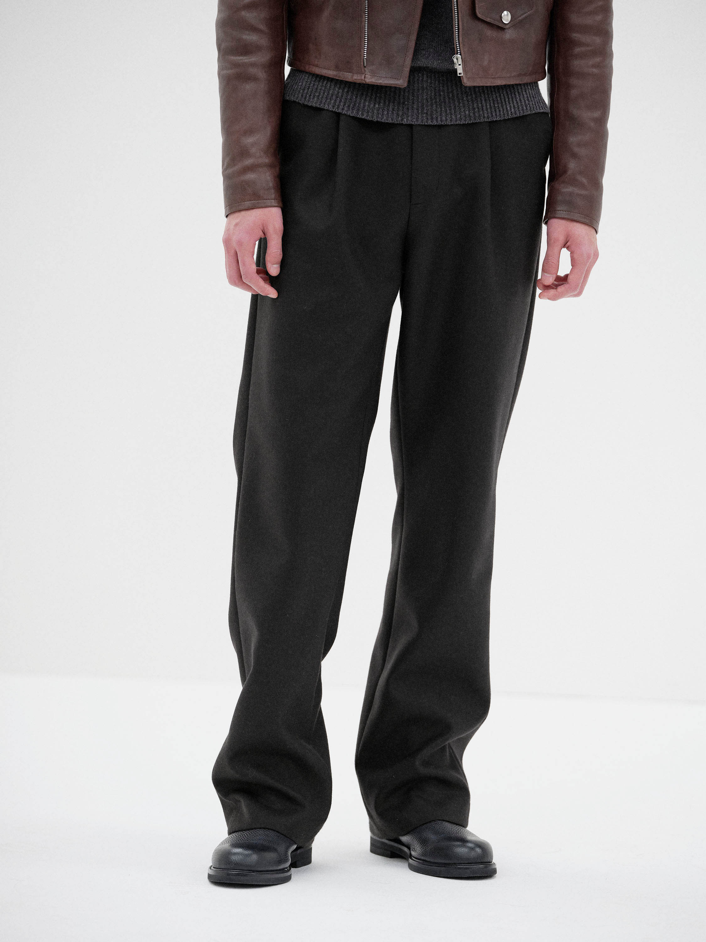 LIGHT MELTON ONE-TUCK SLACKS 詳細画像 DARK CHARCOAL 1