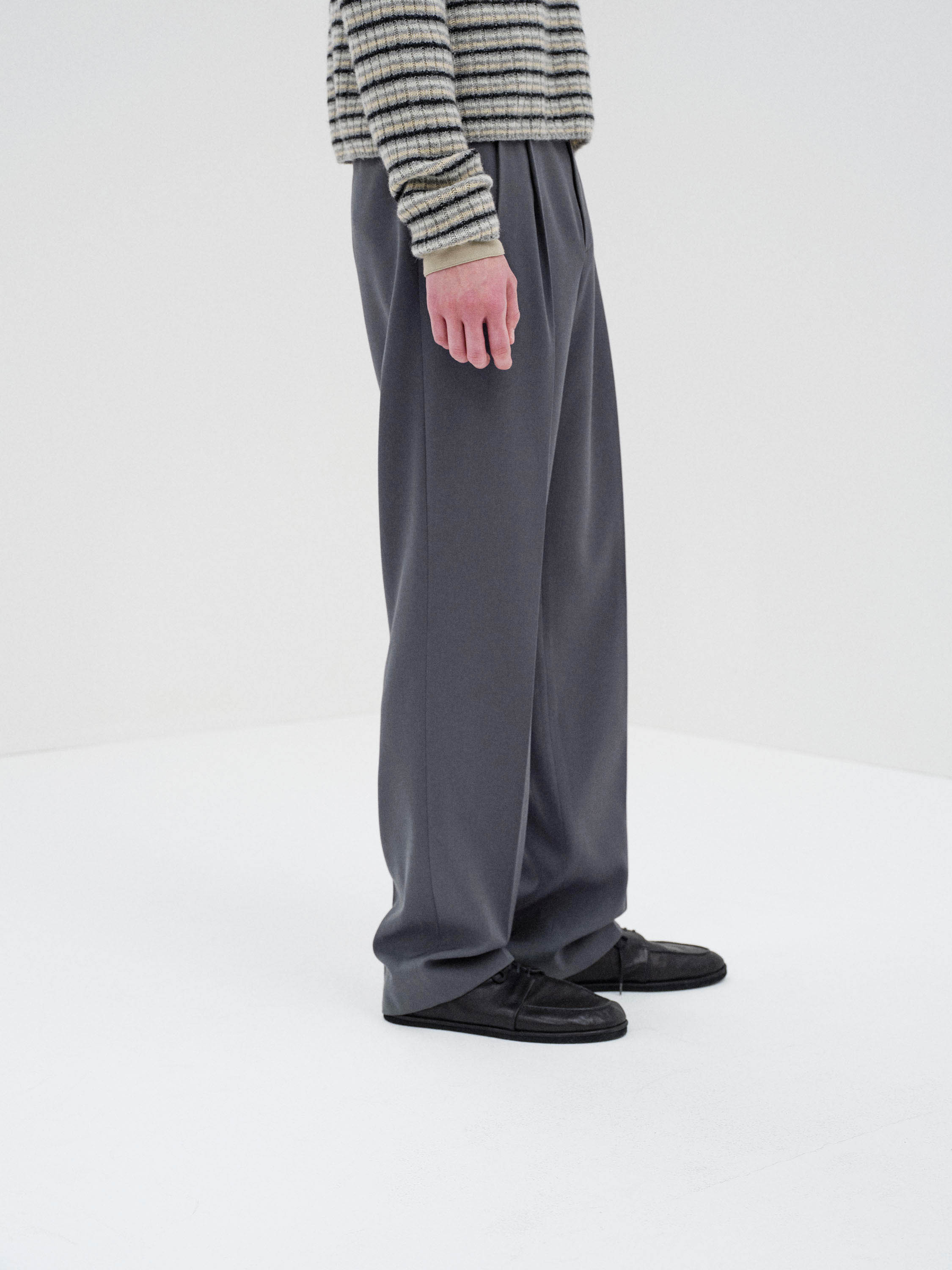 LIGHT WOOL MAX GABARDINE TWO-TUCK SLACKS 詳細画像 DARK GRAY 3