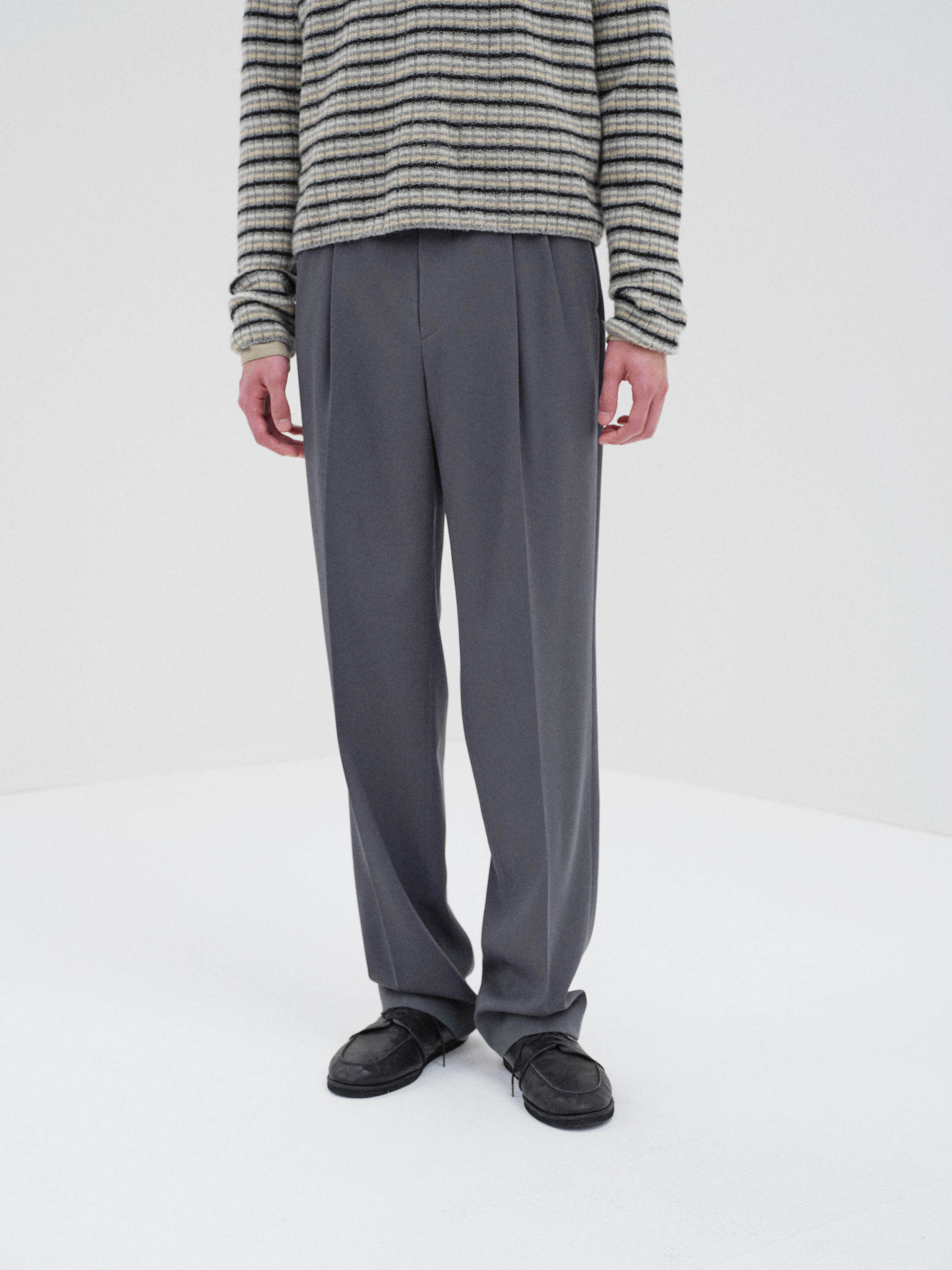 LIGHT WOOL MAX GABARDINE TWO-TUCK SLACKS 詳細画像 DARK GRAY 4