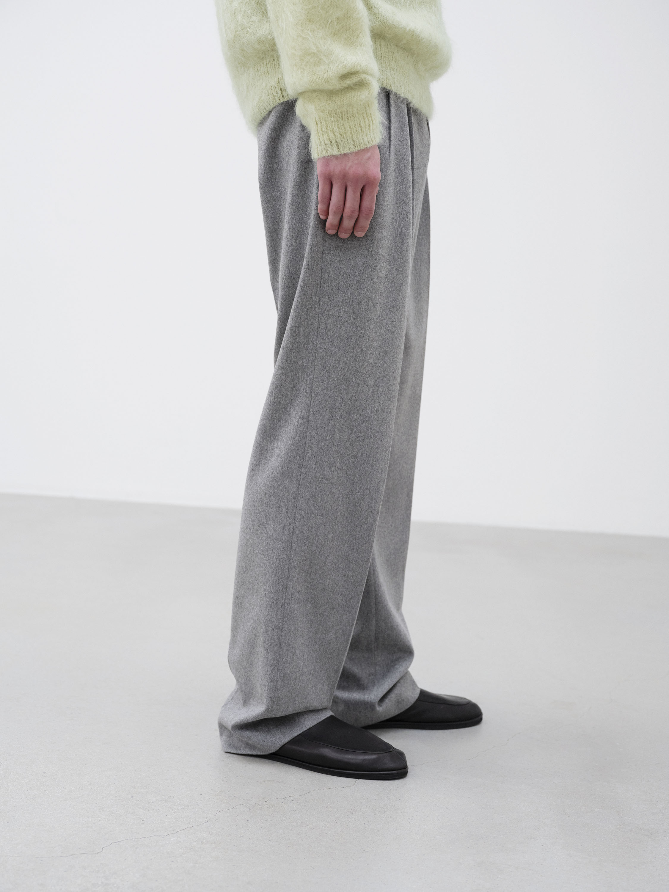 CASHMERE MOLESKIN TWO-TUCK SLACKS 詳細画像 TOP GRAY 3