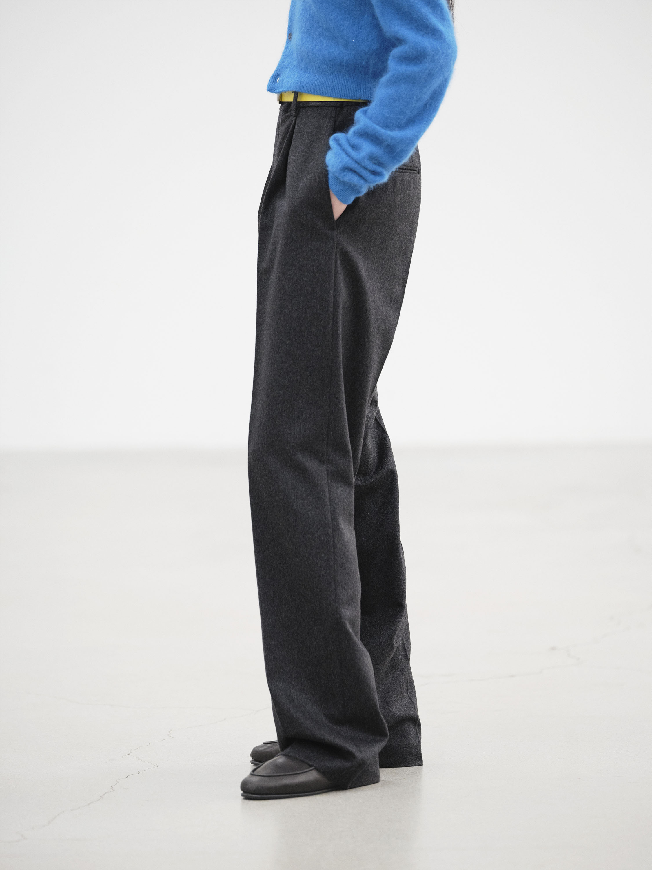 CASHMERE MOLESKIN TWO-TUCK SLACKS 詳細画像 TOP CHARCOAL 3