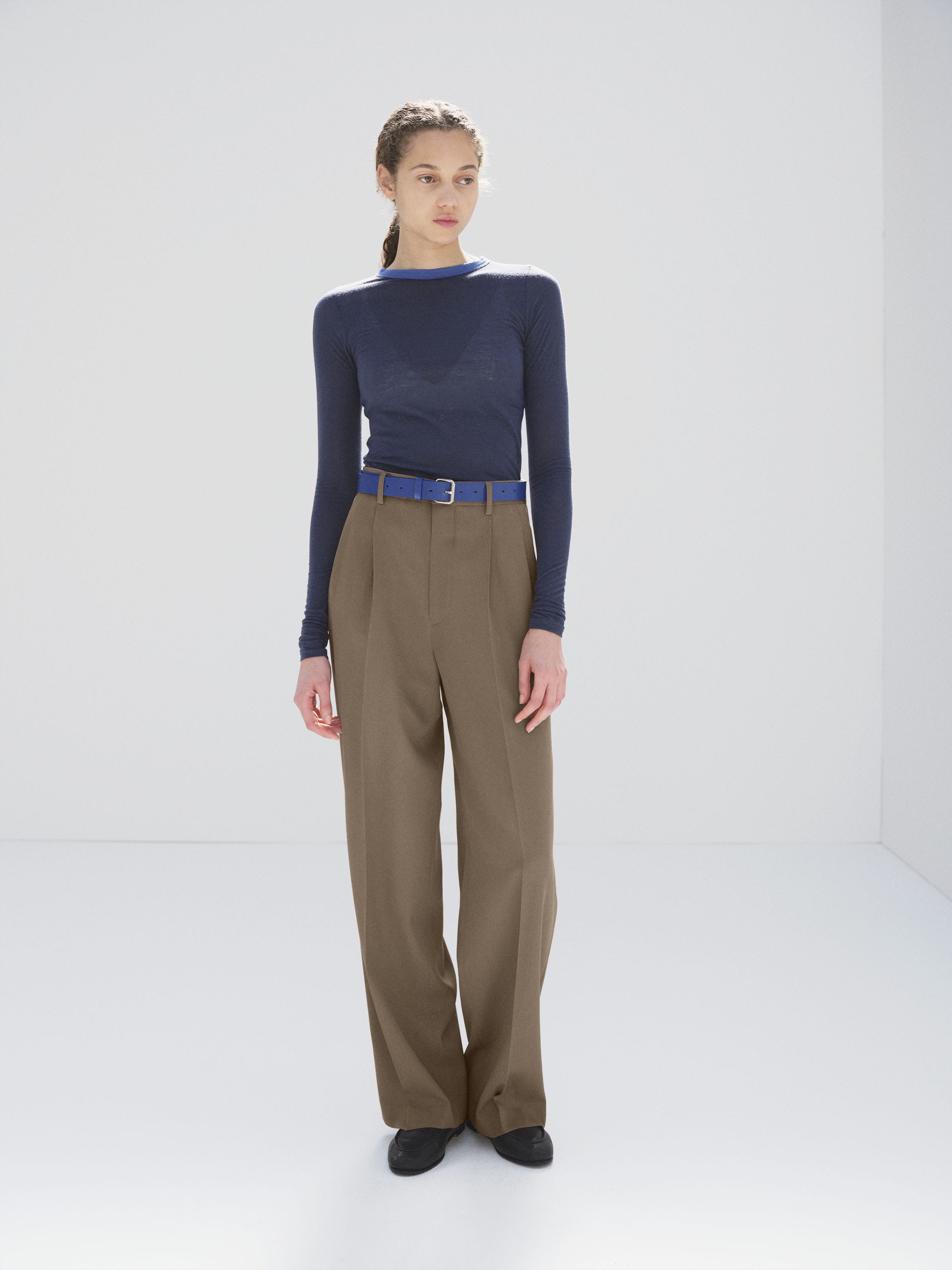 LIGHT WOOL MAX GABARDINE TWO-TUCK SLACKS 詳細画像 MOCHA BEIGE 1
