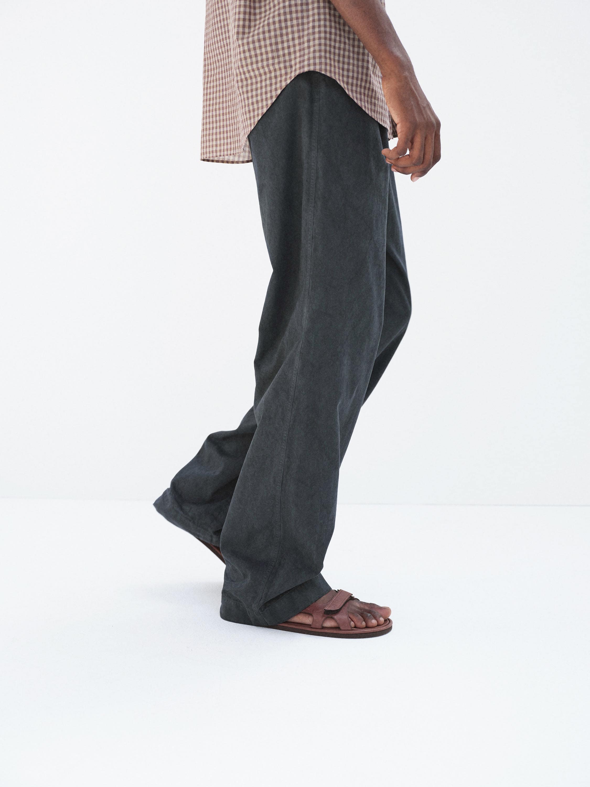 GARMENT-DYED FINX LIGHT CHINO ONE-TUCK WIDE PANTS 詳細画像 BLACK 3
