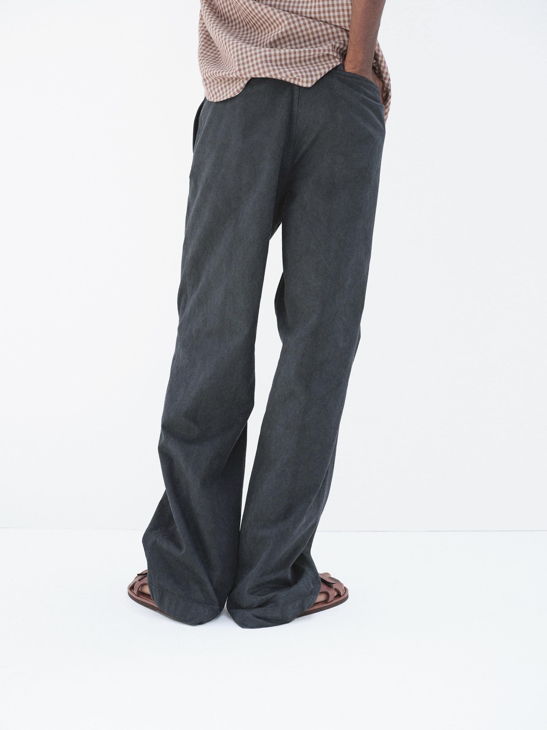 GARMENT-DYED FINX LIGHT CHINO ONE-TUCK WIDE PANTS 詳細画像 BLACK 4