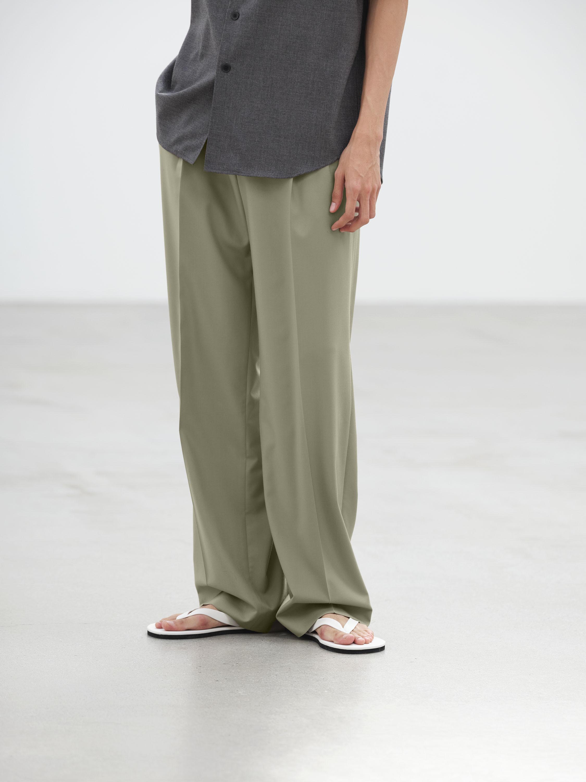 ULTRA FINE TROPICAL WOOL TWO-TUCK SLACKS 詳細画像 LIGHT KHAKI 1