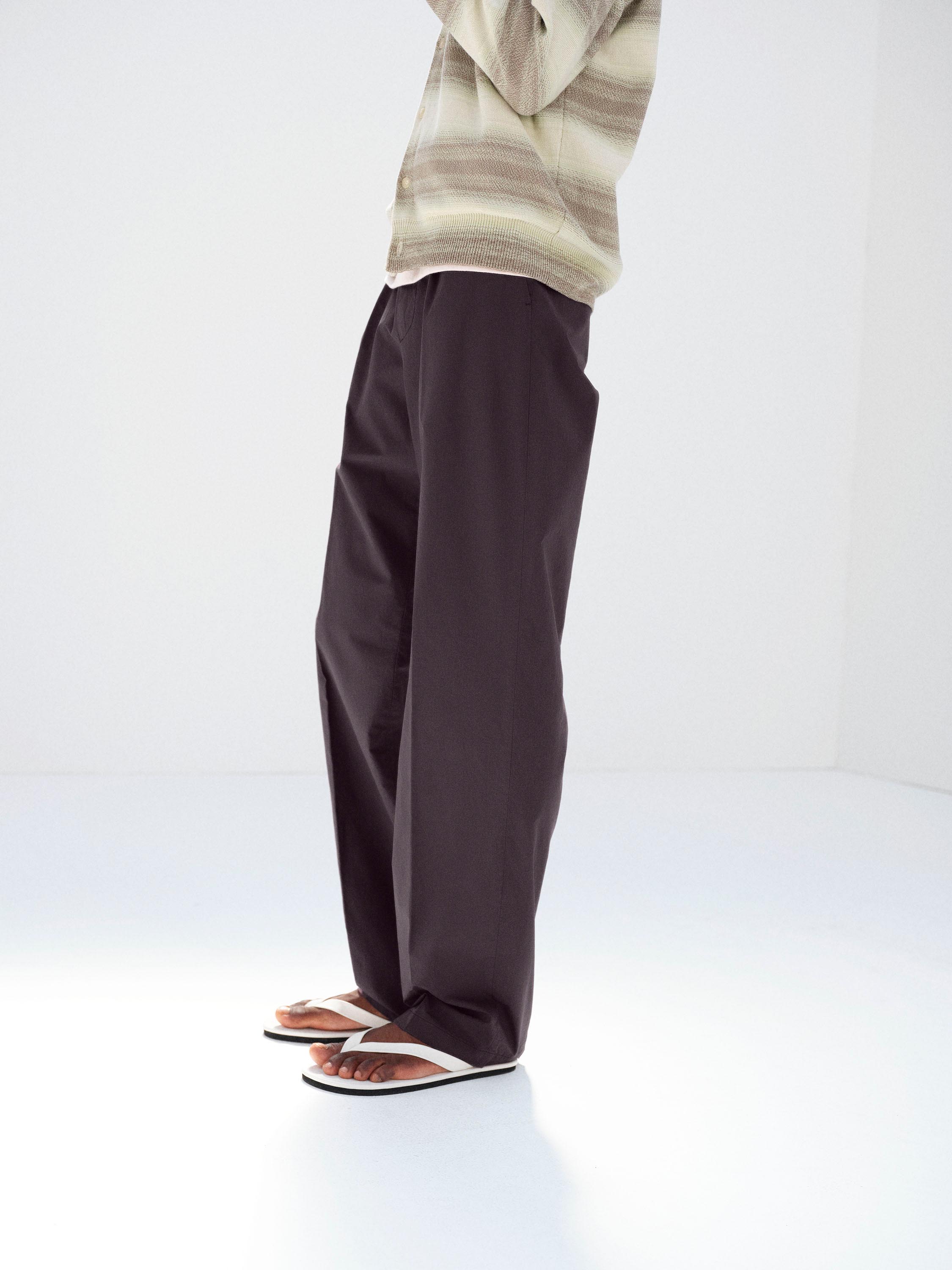 GARMENT-DYED FINX SHUTTLE WEATHER ONE-TUCK SLACKS 詳細画像 DARK BROWN 3