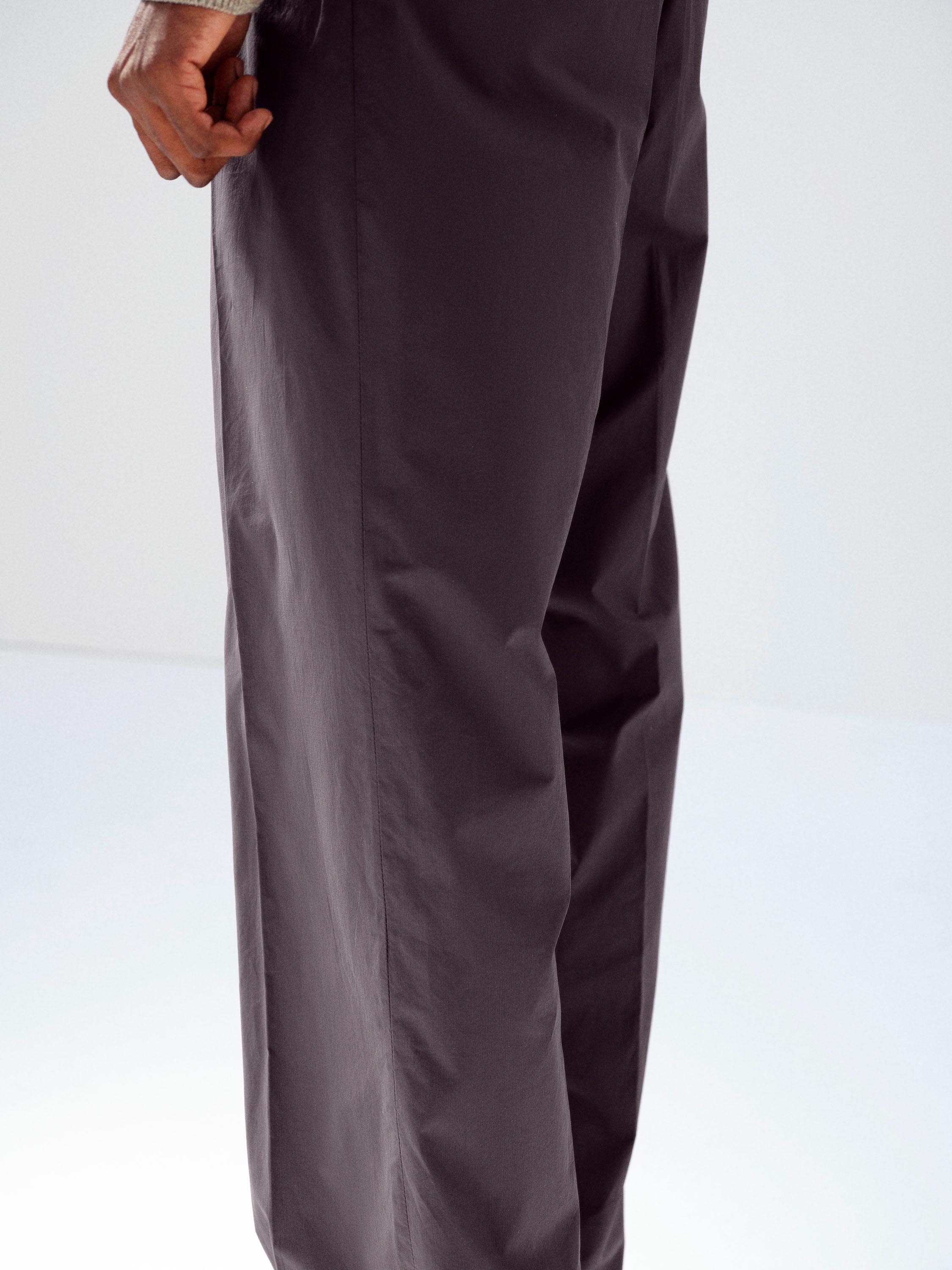 GARMENT-DYED FINX SHUTTLE WEATHER ONE-TUCK SLACKS 詳細画像 DARK BROWN 4