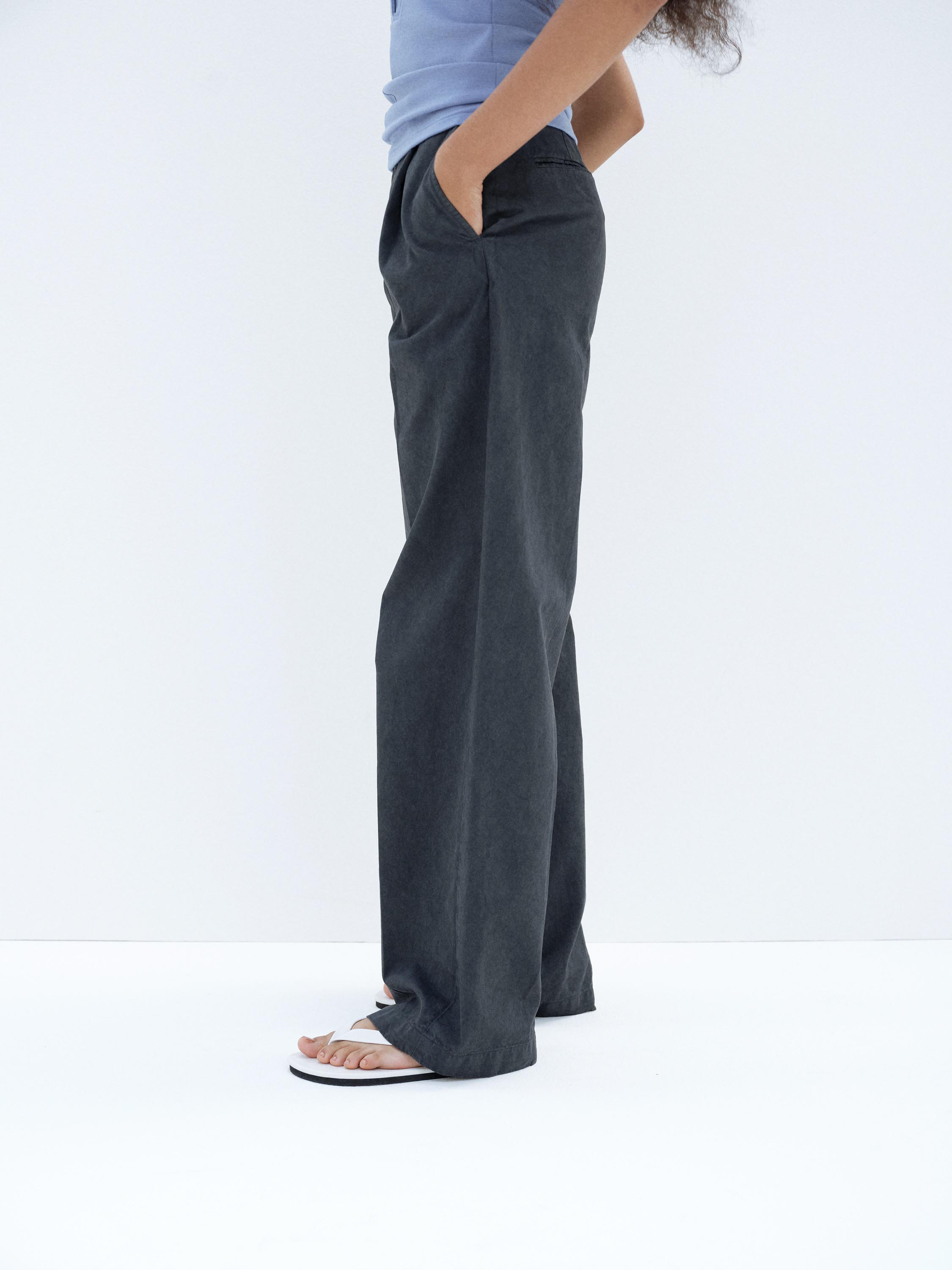GARMENT-DYED FINX LIGHT CHINO ONE-TUCK WIDE PANTS 詳細画像 BLACK 3
